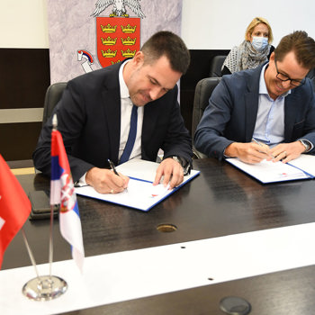 E2E Oliver Streit Signing The Mou With Mayor Of Kraljevo, Dr Predrag Terzic