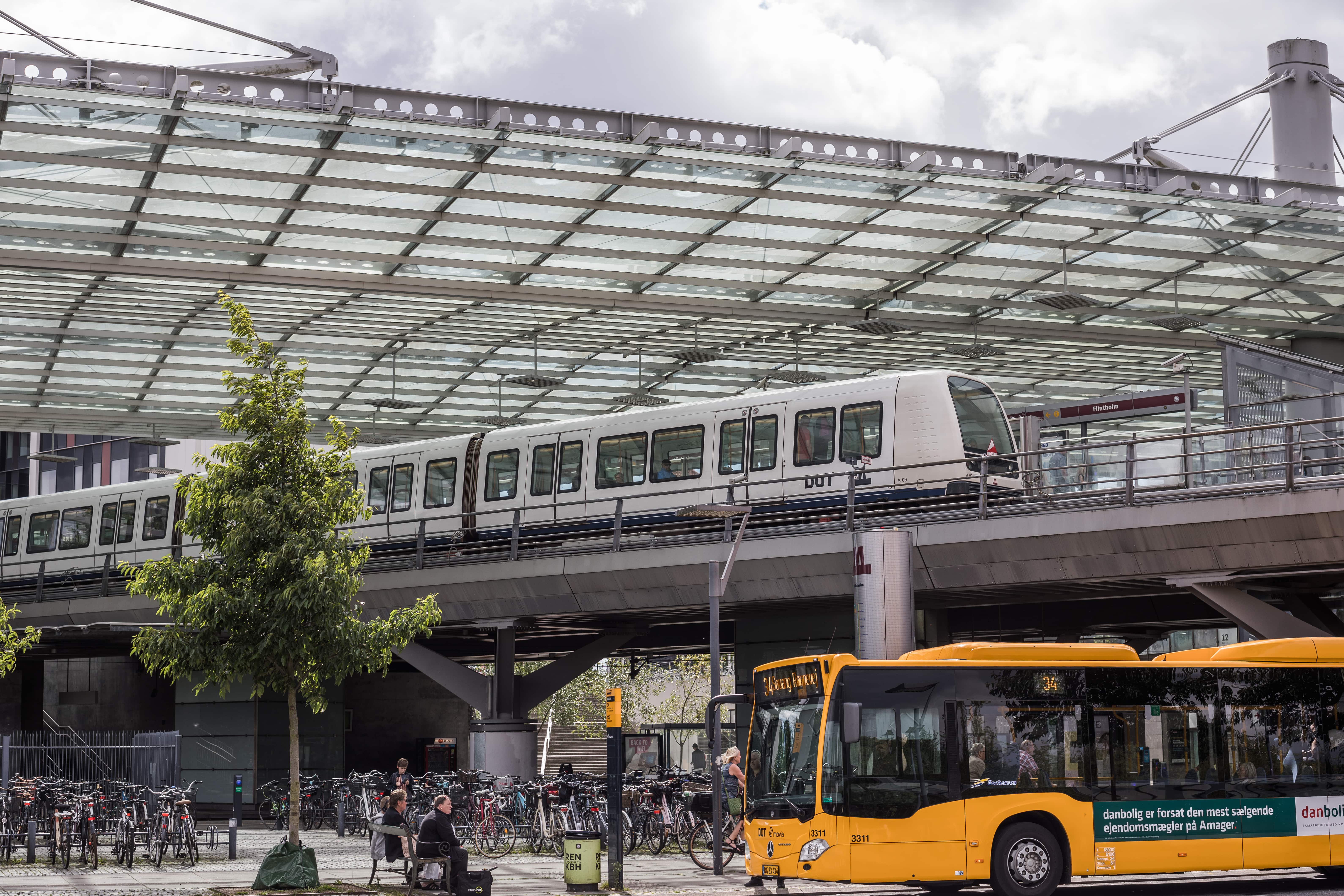 How to get to Media Markt in Lisboa by Bus, Train or Metro?